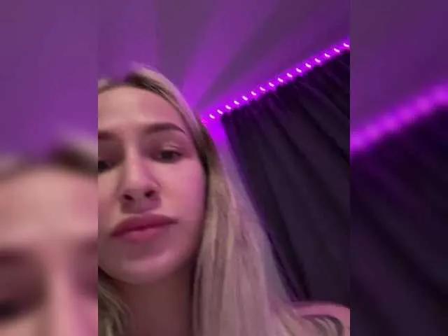 Masturbate to 22 years old QueenKing from BongaCams QueenKing from BongaCams